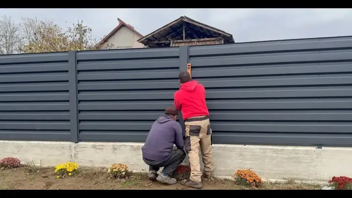Antracit trapézlemez kerítés mezőinek szerelése beton lábazaton, két szerelővel